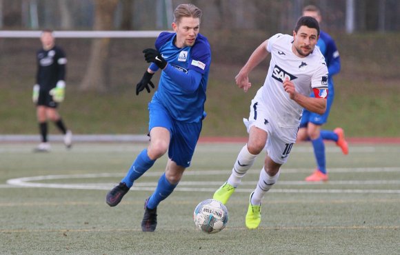 Leon Kern (l.) hat seine Gelbsperre abgesessen und kann am Samstag wieder als rechter Verteidiger auflaufen.