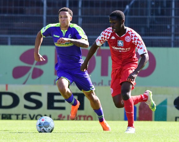 Die Mainzer U23 bekam bei Tabellenführer SC Freiburg II die Chance für mehr als einen Treffer, doch Merveille Papela (r.) und seine Kollegen waren in ihren Offensivszenen nicht konsequent genug.