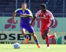 Die Mainzer U23 bekam bei Tabellenführer SC Freiburg II die Chance für mehr als einen Treffer, doch Merveille Papela (r.) und seine Kollegen waren in ihren Offensivszenen nicht konsequent genug.