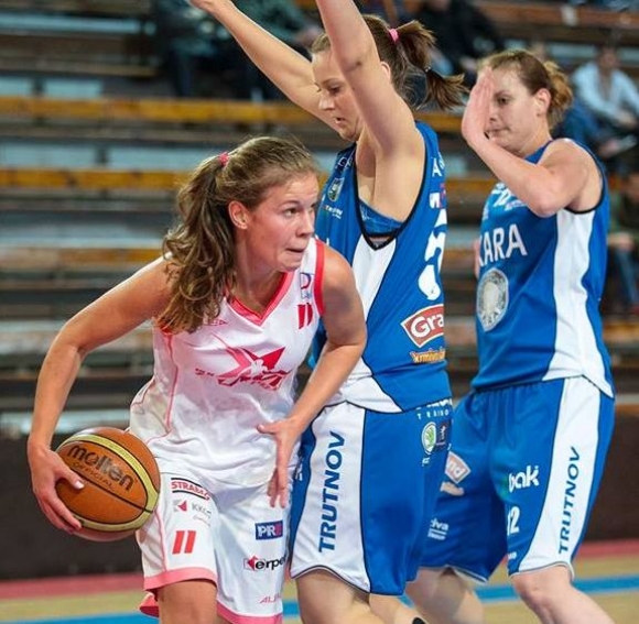 Eine echte "Jandova": Karolina (links) - die 22-jährige Schwester von Centerin Gabriela - gibt immer 110 Prozent. Auch athletisch und technisch überzeugt die neue Außenspielerin des ASC.  