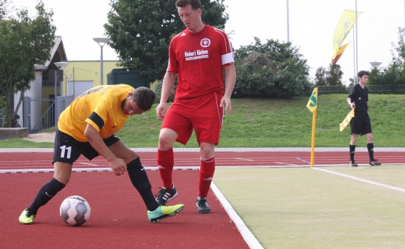 Wer erfolgreich Fußball spielen will, muss zunächst einmal auf dem Platz stehen und nicht neben sich oder nebendran. Diesen Grundsatz vernachlässigten Andrea Carista (l.) und die TSG Hechtsheim bei der 0:4-Pleite beim SV Rülzheim.