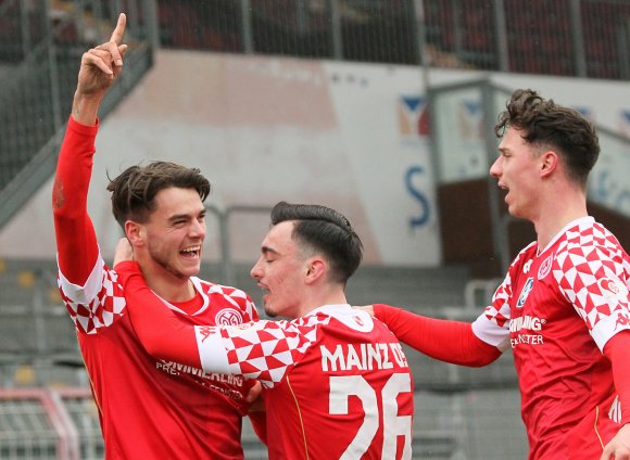 Kapitän Jonas Fedl (l.) zeigt es an: Die Nummer eins im Team ist er. Wegen seiner Gelbsperre in Freiburg durfte Paul Nebel (Mitte) die Kapitänsbinde tragen.