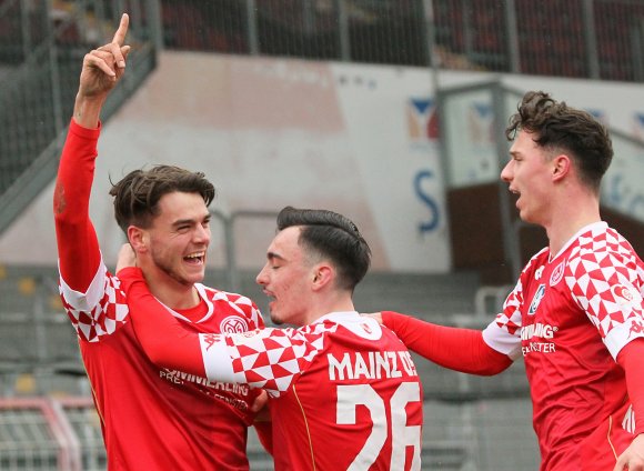 Kapitän Jonas Fedl (l.) zeigt es an: Die Nummer eins im Team ist er. Wegen seiner Gelbsperre in Freiburg durfte Paul Nebel (Mitte) die Kapitänsbinde tragen.