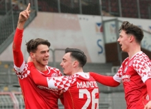 Kapitän Jonas Fedl (l.) zeigt es an: Die Nummer eins im Team ist er. Wegen seiner Gelbsperre in Freiburg durfte Paul Nebel (Mitte) die Kapitänsbinde tragen.