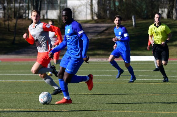 Raphael Assibey-Mensah besaß früh die größte der wenigen Schott-Chancen, legte sich den Ball aber etwas zu weit vor.