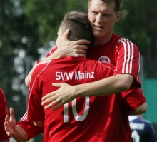 Applaus, Applaus, Applaus: Matthias Wincek (Nummer 10) traf dreimal beim 6:2-Sieg der SVW Mainz, Christoph Kleber hatte das 1:2 erzielt.
