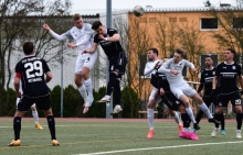 Lars Hermanns (l.) Kopfball war eine von mehreren guten Strafraumszenen des TSV Schott.
