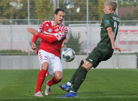Im Heimspiel hatten Stephan Fürstner (gegen Marco Wolf) und die 05-Hintermannschaft die Stuttgarter Offensive im Griff. Damals spielte allerdings Mohamed Sankoh noch nicht für die U21 des Wiederaufsteigers.