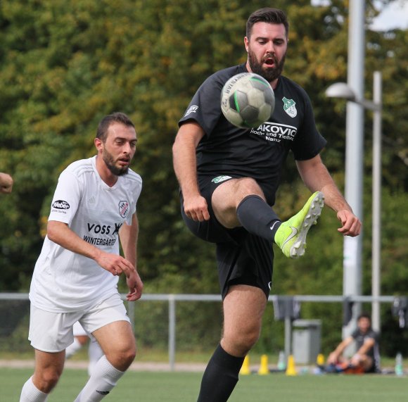 Bringt nix, hört sich aber nicht schlecht an: Frederik Schulz (r.) und die TuS Marienborn II sind Coronameister der Bezirksliga.