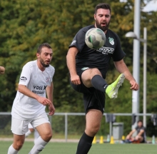Bringt nix, hört sich aber nicht schlecht an: Frederik Schulz (r.) und die TuS Marienborn II sind Coronameister der Bezirksliga.