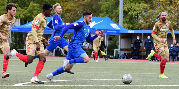 Zwei Torschützen des Hinrundenderbys auf einem Foto: Michael Akoto (2.v.l.) brachte den TSV Schott per Eigentor in Führung, Silas Schwarz (M.) erhöhte auf 2:0.