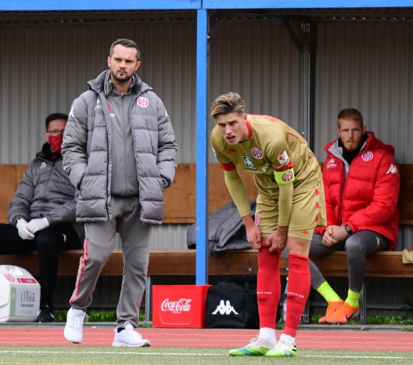 Getrübt waren die 05-Blicke (v.l. Trainer Bartosch Gaul, Oliver Wähling, Patrick Manthe) während des Derbys beim TSV Schott. Im Bruchwegstadion sollen die Mienen am Sonntag entspannter sein. 