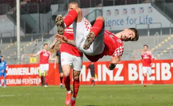 Wer wird denn wohl quer in der Luft liegen? Lukas Quirin ist's, nach seinem Tor zum 3:1.