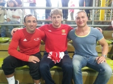 Dass sie in Artur Aleksanyan (M.) einen guten Mann geholt hatten, wussten Baris Baglan (r.), der Sportliche Leiter des ASV 88 schon länger. Jetzt ist der Armenier sogar Weltmeister.