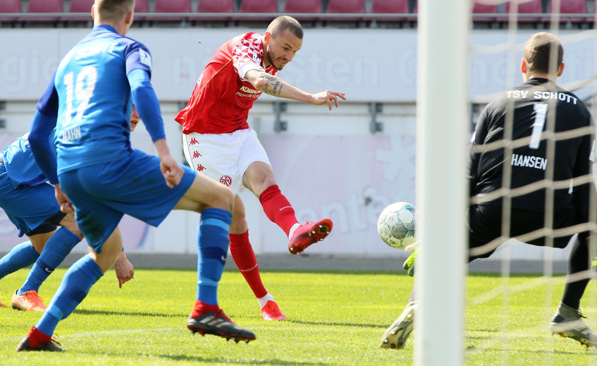 Simon Brandstetter erzielte den ersten Treffer im Derby zwischen der U23 des FSV Mainz 05 und dem TSV Schott. Nach Zuspiel von Oliver Wähling steuerte der Goalgetter von links aufs Gästetor zu, wurde nur halbherzig attackiert und schweißte den Ball hoch in die lange Ecke.