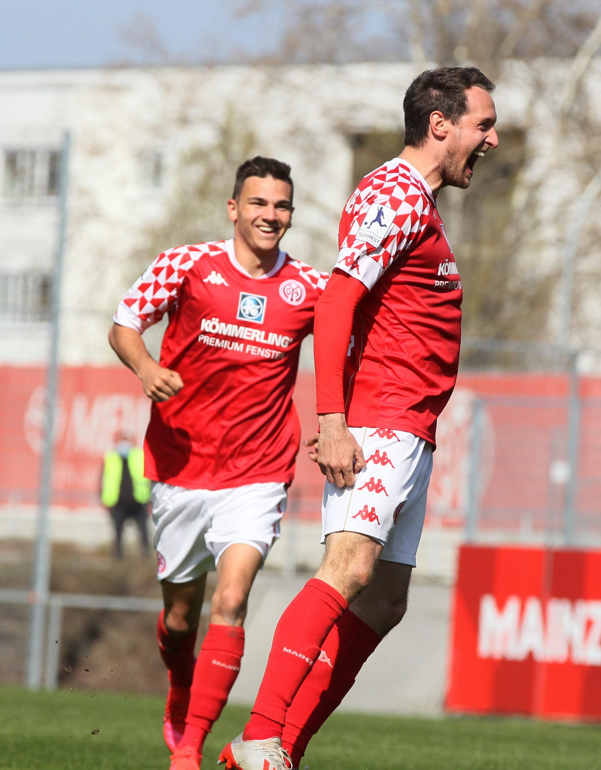 Kurz nach der Pause zeigte Stephan Fürstner, dass sich auch ein langjähriger Erst- und Zweitligaspieler mächtig über einen Regionalligatreffer freuen kann, alleine ...