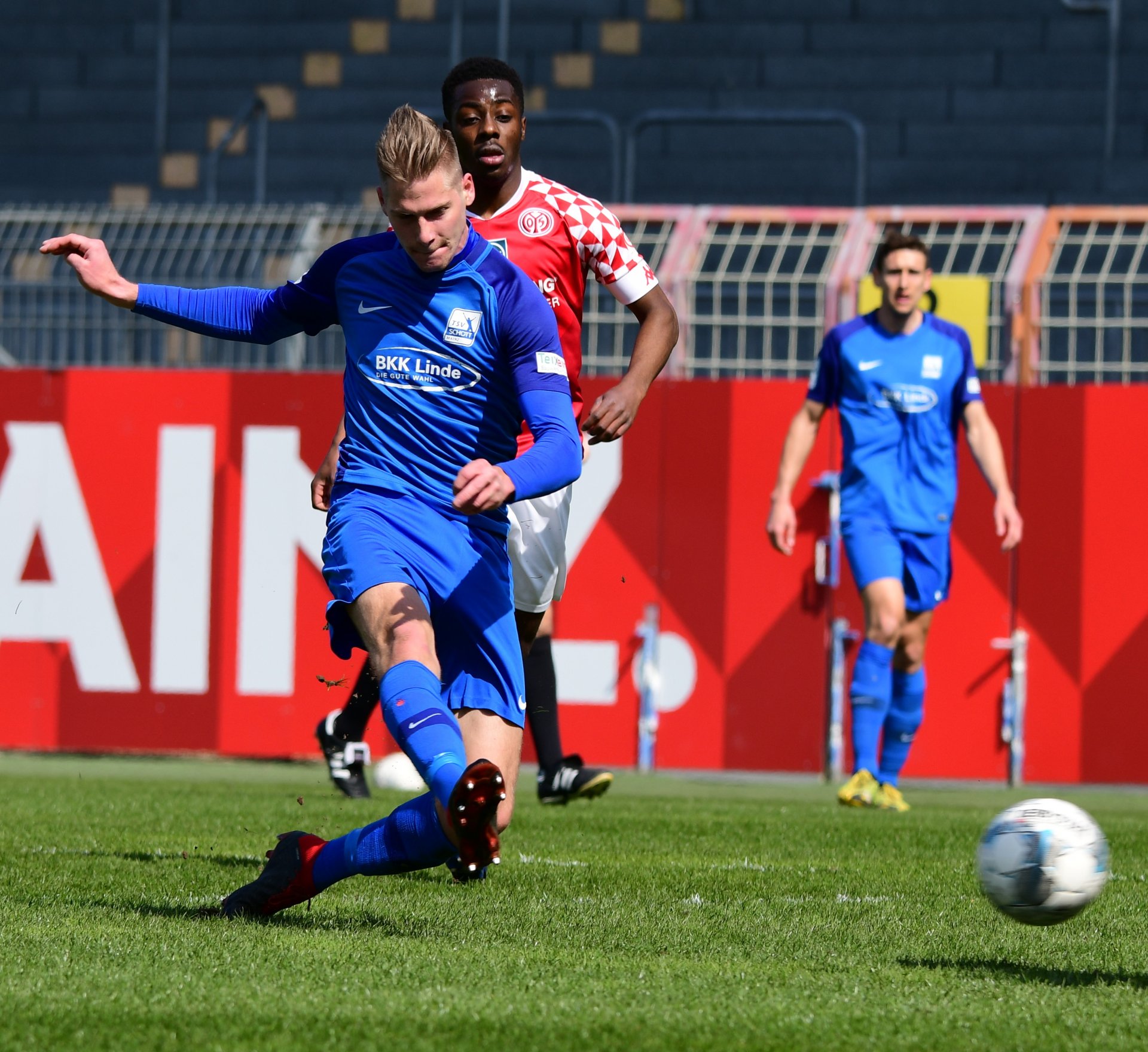 Bevor die 05er in Führung gingen, hatten die Gäste drei hochkarätige Strafraumszenen ausgelassen. Christian Hahns Schuss, dem Nils Gans im Weg steht, ist der erste Teil einer Doppelchance in der 22. Minute...