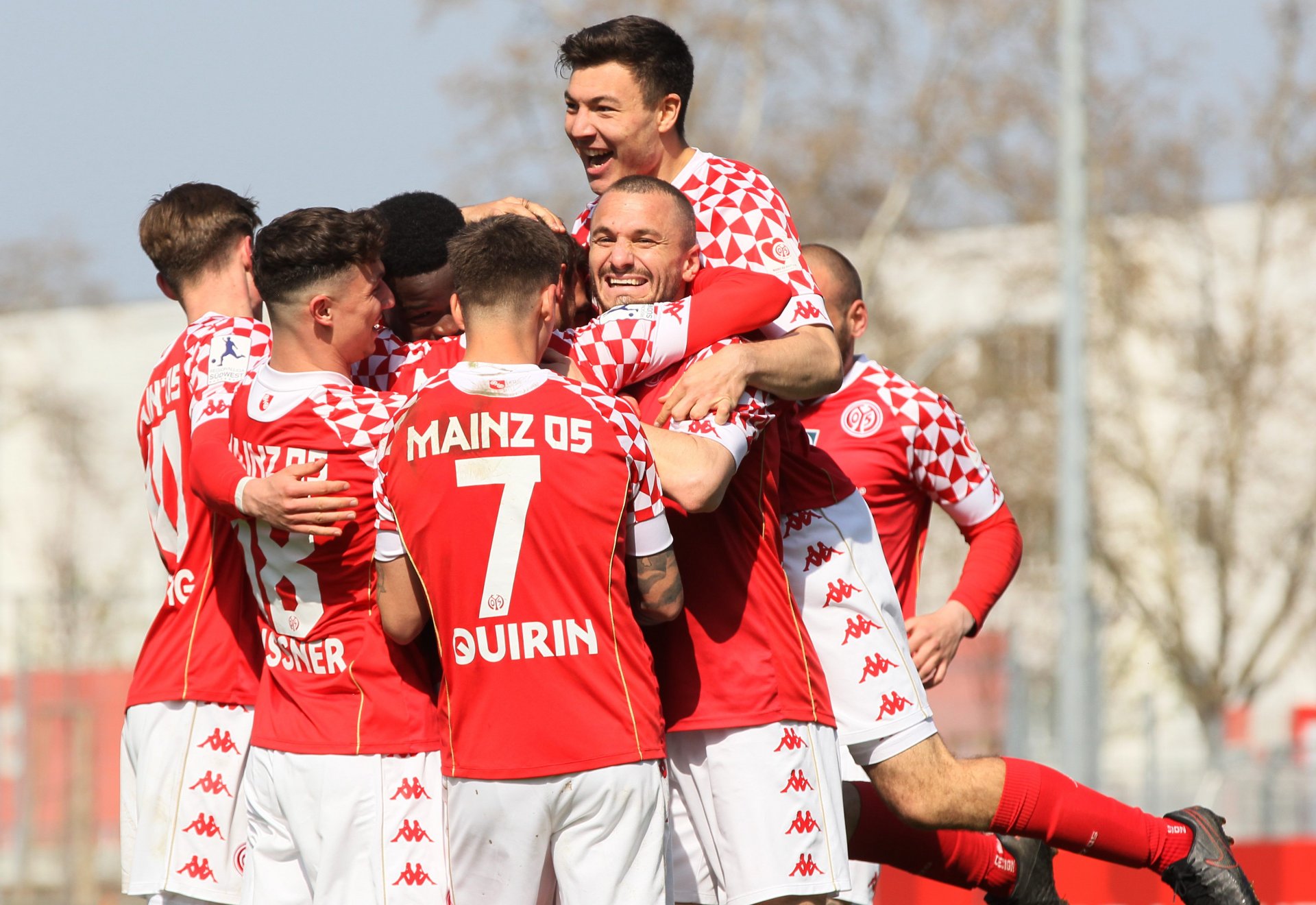 ...dann im Kollektiv. Dem Routinier war mit seiner Volleyabnahme zum 2:0 aber auch ein sehr sehenswerter Treffer gelungen...