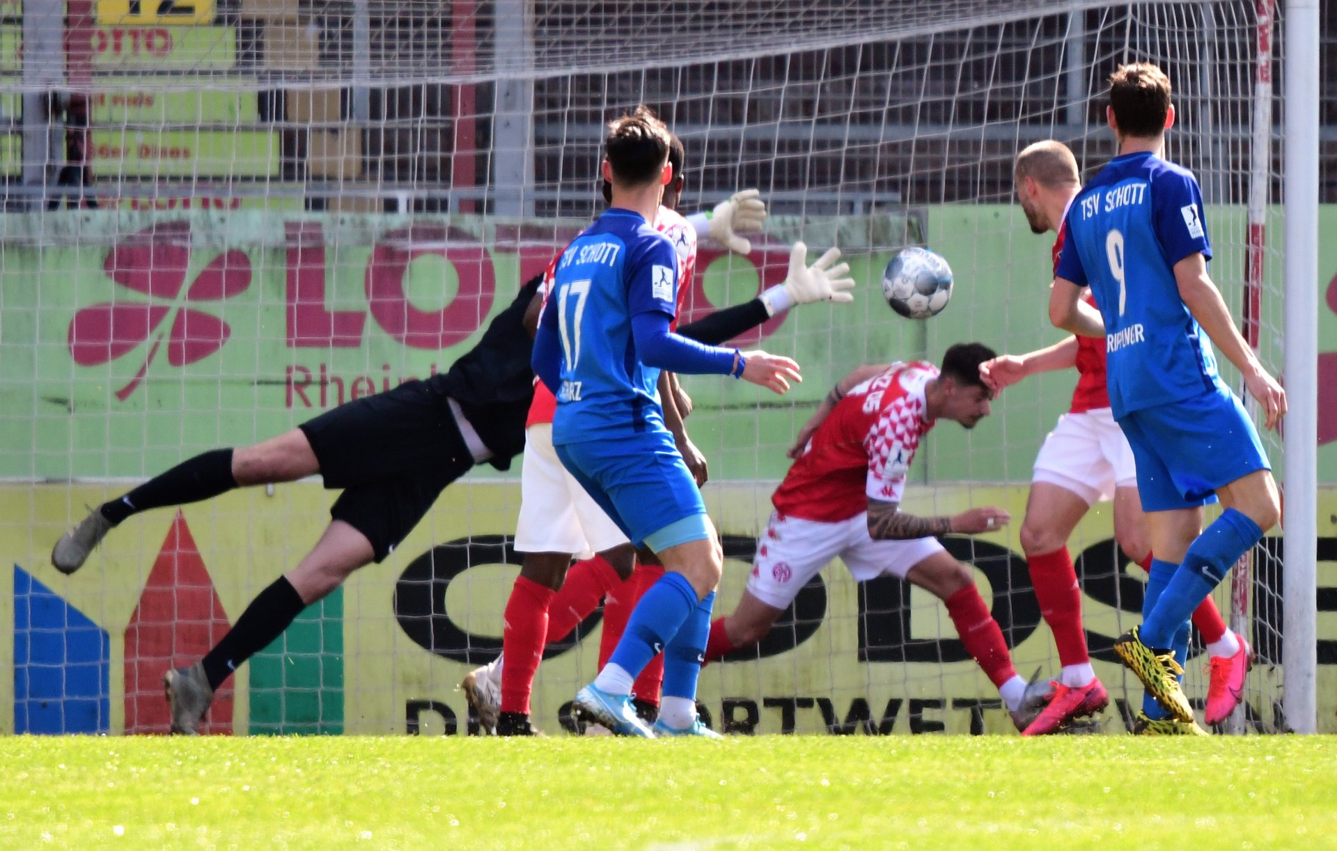 ...Fürstners Mitspieler Lukas Quirin, der sich hier geistesgegenwärtig duckt, zunächst in Hansens Rücken entlanggelaufen war, den Keeper anschließend zumindest irritierte und damit aktiv im Abseits stand.