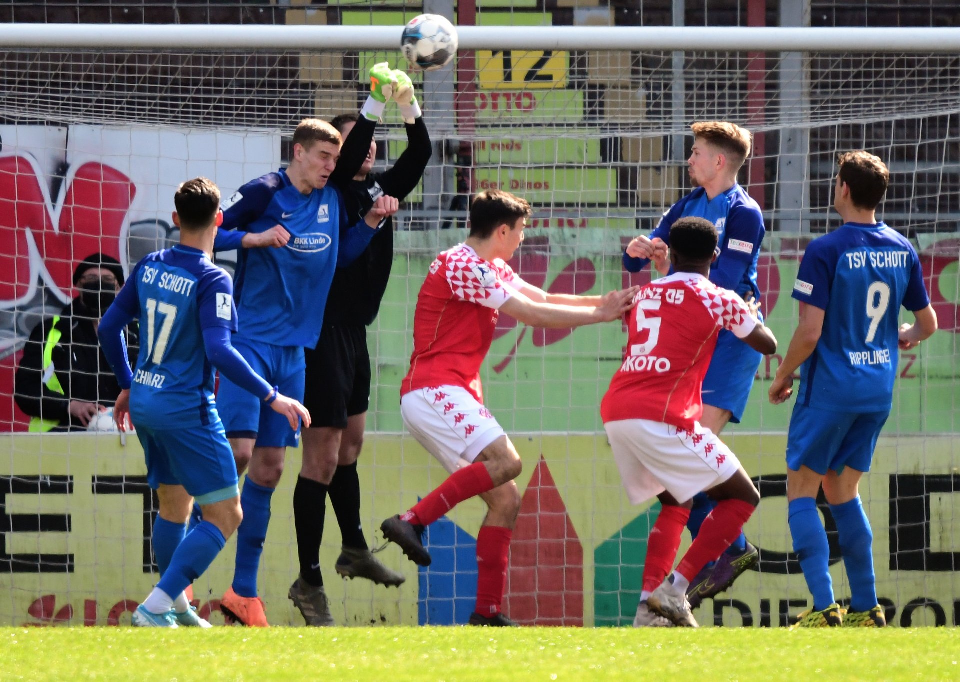 ...der allerdings die Frage aufwarf, ob er hätte zählen dürfen, weil bei dieser vorausgegangenen Faustabwehr von Schott-Keeper Tim Hansen...