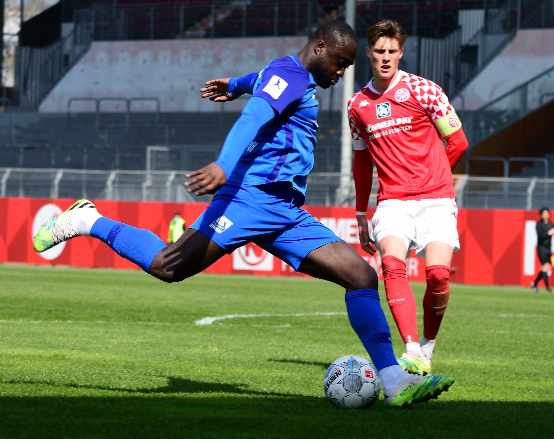 ...danach scheitert Raphael Assibey-Mensah an einer Fußabwehr von Torwart Lasse Rieß.