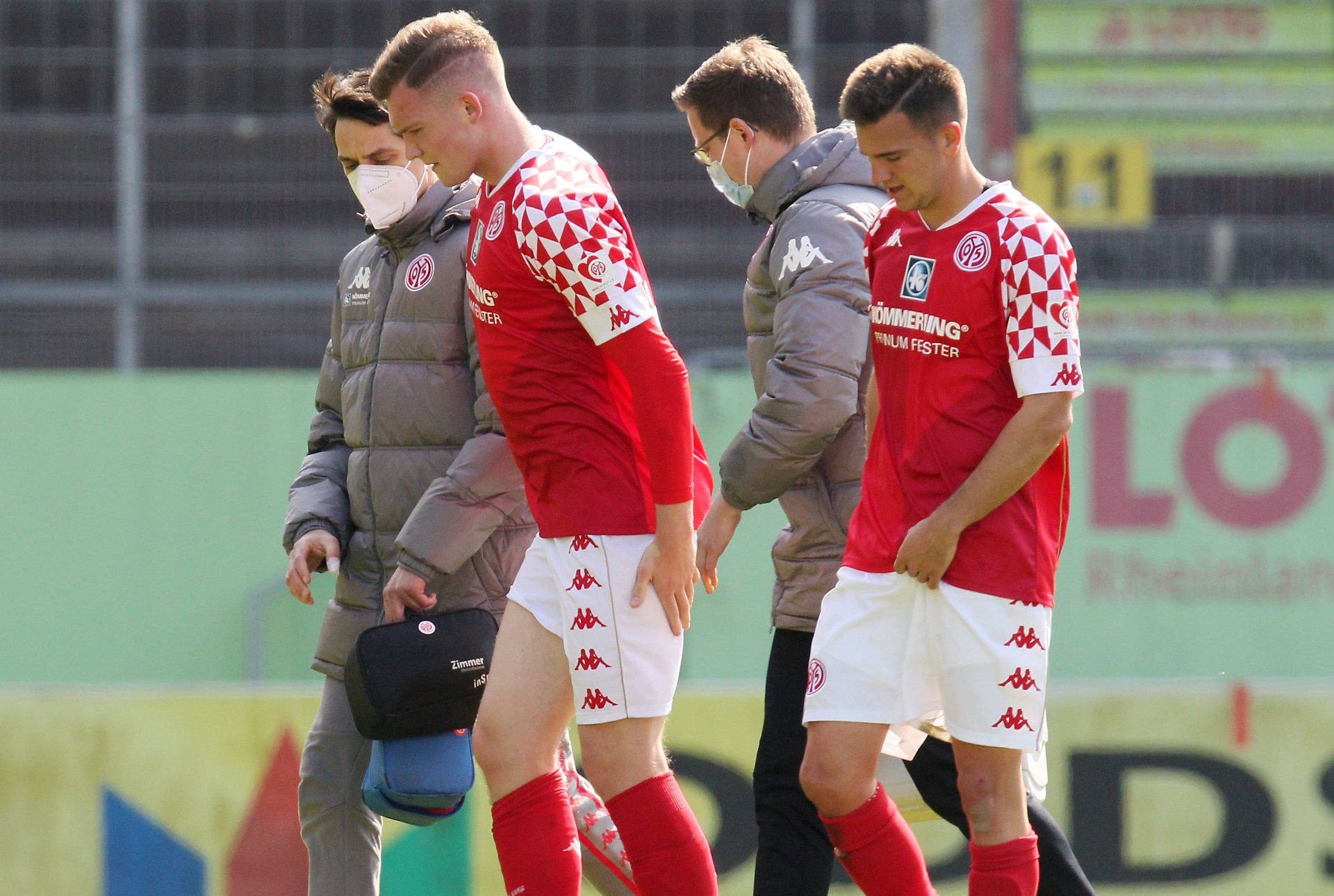 Drei Minuten später mussten die Gastgeber erneut wechseln: Innenverteidiger Luca Kilian (2.v.l.) schied wegen einer Muskelverletzung im Oberschenkel aus.