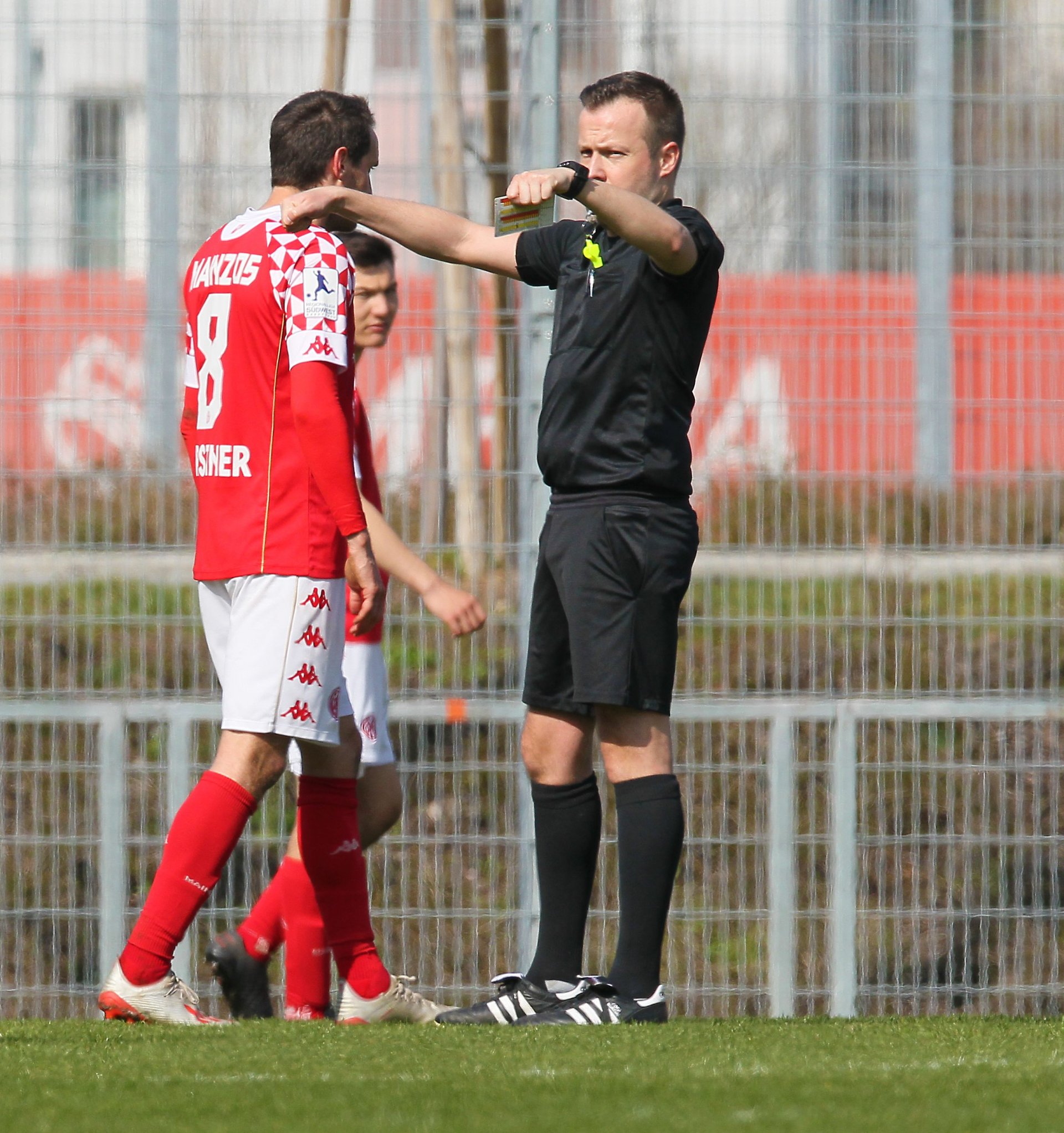 ...auch 05-Routinier Stephan Fürstner ging in den Smalltalk mit Referee Wlodarczak...