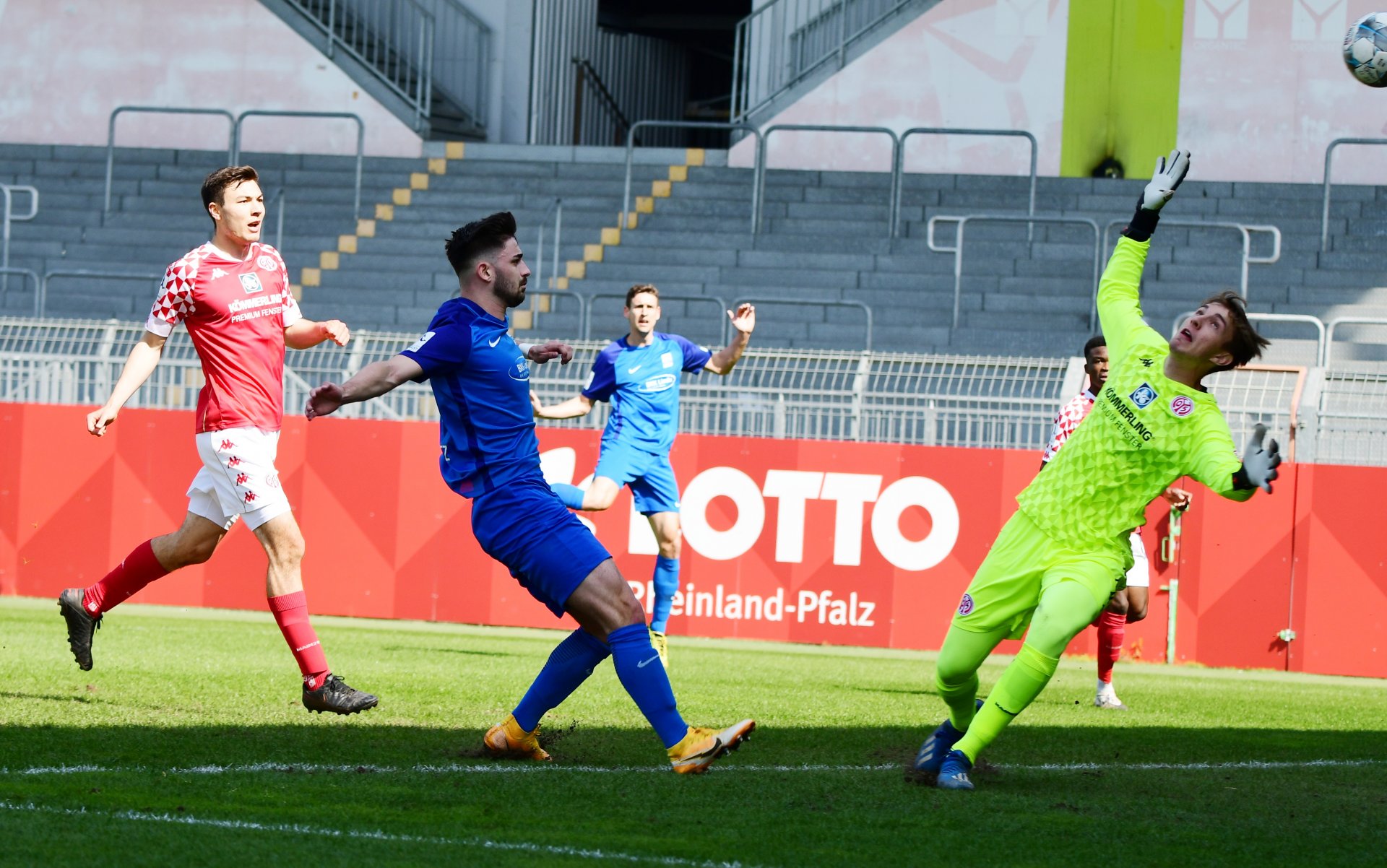 Kennet Hanner Lopez vergab nach Flanke von Janek Ripplinger (hinten) das vermeintlich sichere 0:1.