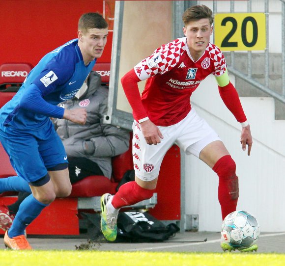 Elf Partien hatte Oliver Wähling (r.) nach einem Außenbandanriss bis Ende März verpasst. Im Derby gegen den TSV Schott (l. Dominik Ahlbach) durfte er die U23 als Kapitän anführen.