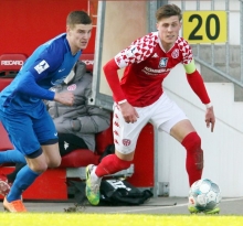 Elf Partien hatte Oliver Wähling (r.) nach einem Außenbandanriss bis Ende März verpasst. Im Derby gegen den TSV Schott (l. Dominik Ahlbach) durfte er die U23 als Kapitän anführen.