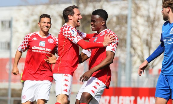 Stephan Fürstners (M.) Freude war groß, nachdem er gegen den TSV Schott mit einer sehenswerten Direktabnahme das 2:0 erzielt hatte.