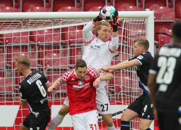 Je mehr Bälle Robin Zentner am Sonntag fängt, desto höher die Wahrscheinlichkeit, dass die 05er den 1.FC Köln auf Distanz halten.
