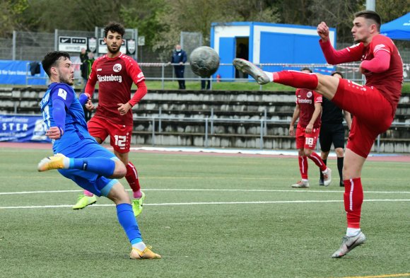 Nicht in dieser Szene der zweiten Halbzeit, sondern in der Nachspielzeit des ersten Durchgangs erzielte Silas Schwarz (l.) das 3:1.