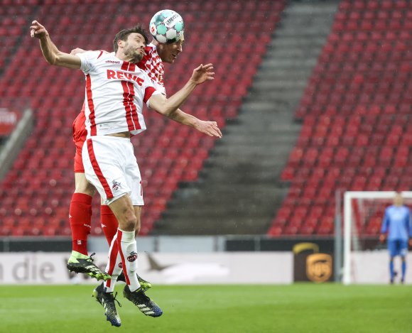 Einen Sprung auf den 14. Tabellenplatz machten Dominik Kohr (hier im Zweikampf mit Jonas Hector) und die 05er dank des 3:2-Erfolgs in Köln.