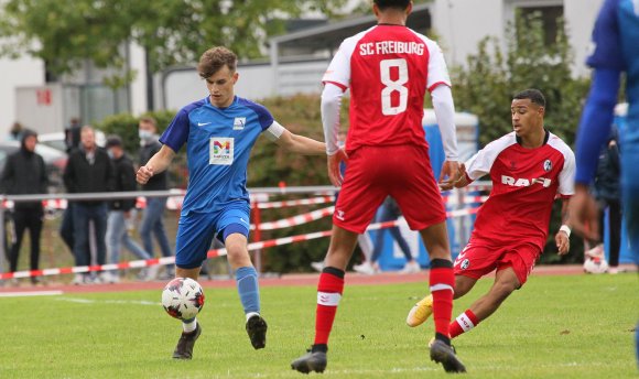 Elias Huber, hier im DFB-Pokalspiel gegen den SC Freiburg, rückt in den Kader der Ersten Mannschaft auf.