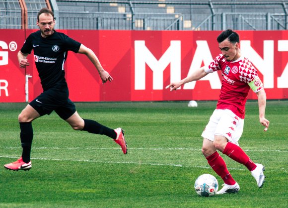Alleine vor dem Tor und konsequent: Paul Nebel schließt seinen Sololauf nach einem Ballgewinn an der Mittellinie zum 1:0 ab.