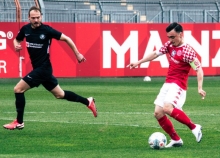 Alleine vor dem Tor und konsequent: Paul Nebel schließt seinen Sololauf nach einem Ballgewinn an der Mittellinie zum 1:0 ab.