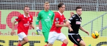 Souverän: Innenverteidiger Tevin Ihrig (2.v.r.) trat  bei seinem ersten Drittligaeinsatz aufm als hätte er noch nie etwas anderes gemacht.