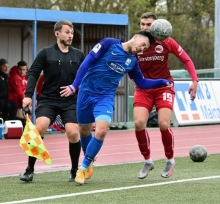 Silas Schwarz (M.) kann mit seiner Schnelligkeit auch im Pressing gegen Kickers Offenbach ein wichtiger Faktor des TSV Schott sein.