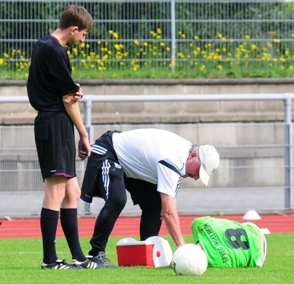 Sieht aus, als hätte Jonathan Trost (liegend) am Sonntag einen dicken Kopf über den Platz geschleppt... Im Pokal gegen den FK Pirmasens wird der Mittelfeldspieler fehlen, nicht, weil er den Eingriff am offenen Ball nicht überstanden hätte, sondern weil er mit der Schule in Italien weilt.