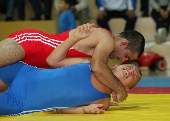 Da hatte der Fotograf nicht viel Zeit: Lediglich 13 Sekunden benötigte Krasimir Krastanov (oben), um Ewalt Iphöfer auf die Schultern zu drücken.