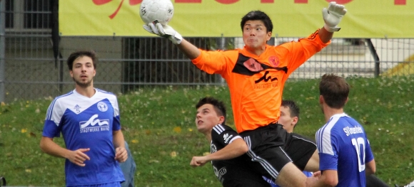 Stellen sich auf ein schweres Spiel in Waldalgesheim ein: SVG-Torwart Yo Yamaguchi und seine Vorderleute Jonas Raltschitsch (l.) und Maximilian Kimnach (r.).