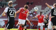 Jonas Fedl durfte zwar mit Binde wieder zurück auf den Platz und sorgte in der ersten Halbzeit mit diesem Kopfball für eine der wenigen guten Offensivszenen seiner Mannschaft, in seiner Abwehrarbeit hatte der Kapitän dagegen zu viele schwache Momente und musste nach der Pause in der Kabine bleiben.