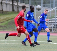 Nur noch bis Saisonende wird Raphael Assibey-Mensah (M.) das Trikot des TSV Schott tragen.