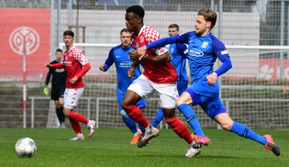 Die Wahrscheinlichkeit, dass es das Derby zwischen dem TSV Schott und der U23 des FSV Mainz 05 (r. Jost Mairose, l. Michael Akoto) auch in der nächsten Saison geben wird, ist gestiegen.
