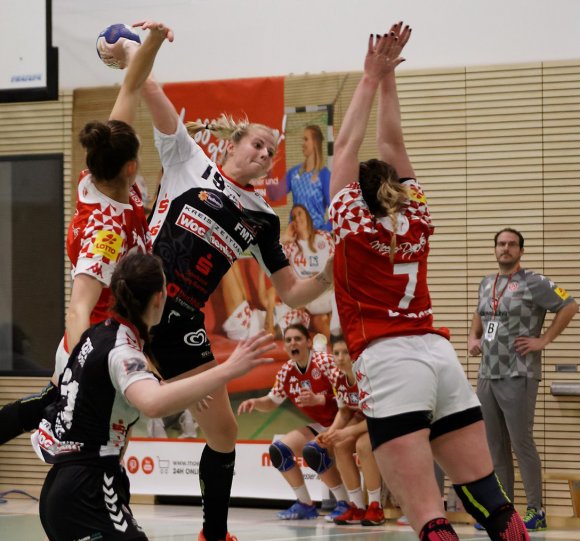 HL-Rückraumschützin Jessica Oldenburg (beim Wurf) verletzte sich im Hinrundenspiel und wird den Handball-Luchsen weiterhin fehlen.