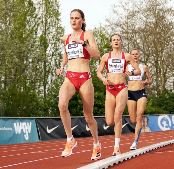 Rabea Schöneborn vor ihrer Schwester Deborah und Domenika Mayer: So war später auch, mit größeren Abständen, der Zieleinlauf über 10.000 Meter der Frauen.