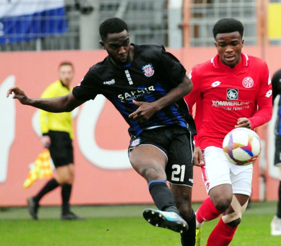 Im jüngsten Heimspiel gegen den FSV Frankfurt, der damals allerdings Abstiegskandidat war, schaffte Michael Akoto (r.) mit der U23 des FSV Mainz 05 einen 2:1-Sieg.