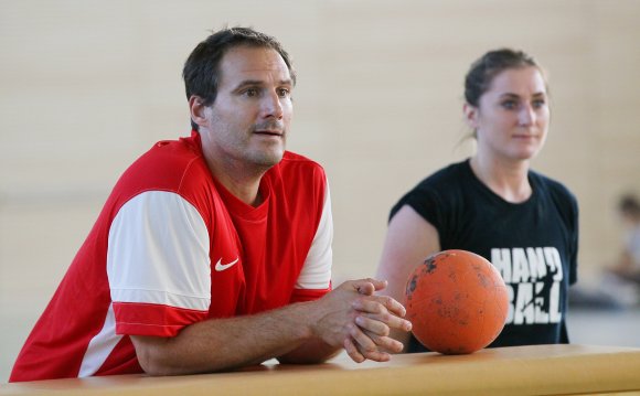 Der eine geht in Quarantäne, die andere ganz: Trainer Florian Bauer muss berufsbedingt in den nächsten Wochen Mainz meiden, Kreisläuferin Aleksandra Dorz will die Stadt nach der Saison ganz verlassen.