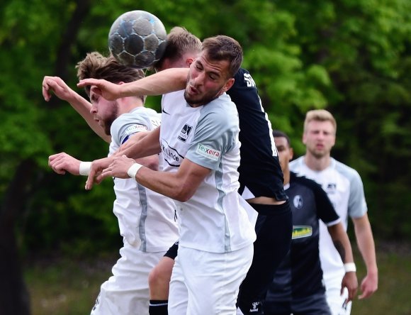 Ein Spiel auf Augenhöhe lieferten die Mainzer (v.l. Jost Mairose und Tolga Demirbas) dem SC Freiburg II nicht nur bei diesem Kopfballduell.